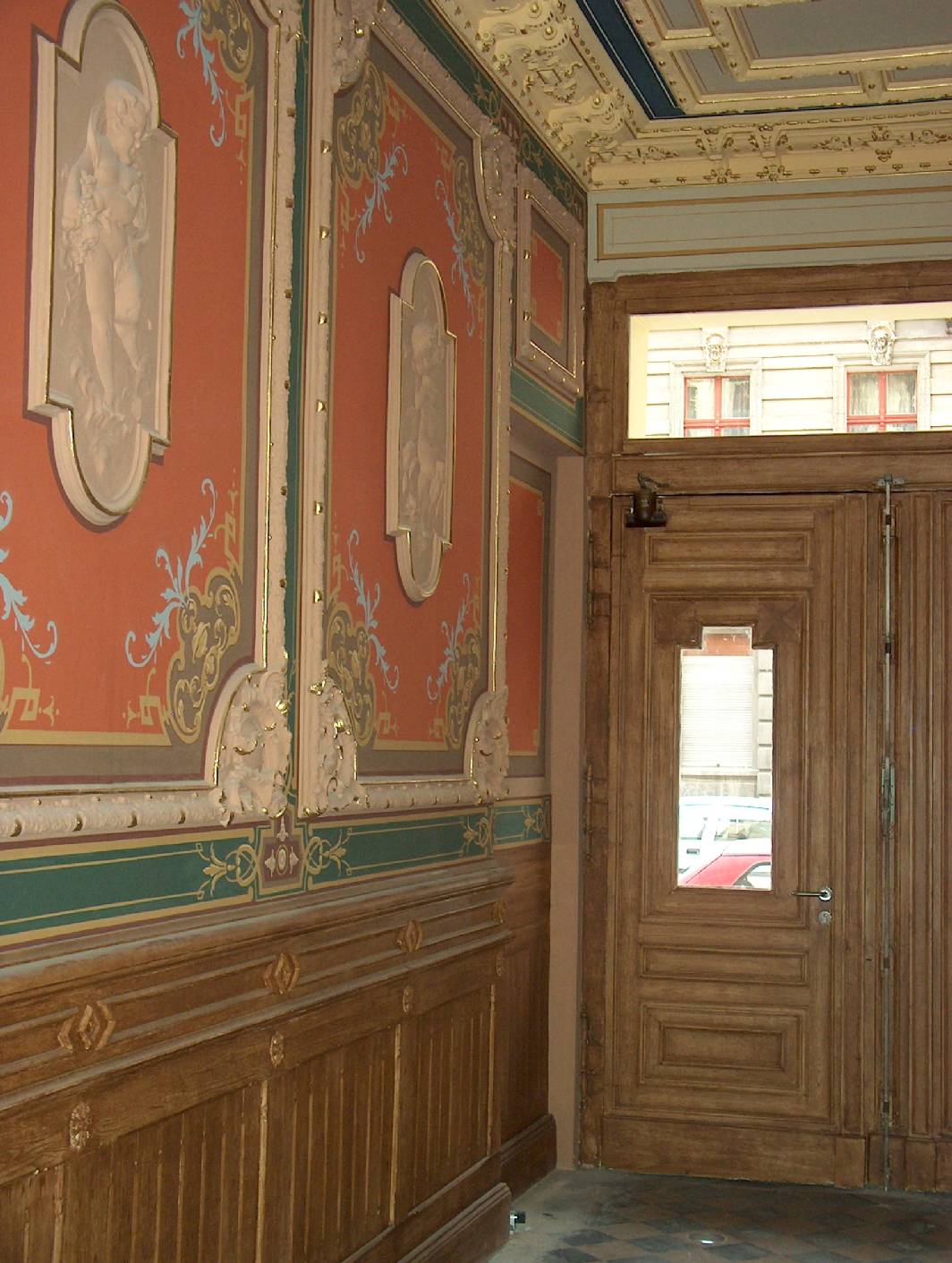 Gründerzeit Durchfahrt - zuerst wurden die Malerarbeiten vom Malermeister erarbeitet. Die Restaurierung und Rekonstruktion hat der als Restaurator im Malerhandwerk arbeitende staatl. geprüfte Techniker ausgeführt. Das Treppenhaus steht in Berlin Kreuzberg.